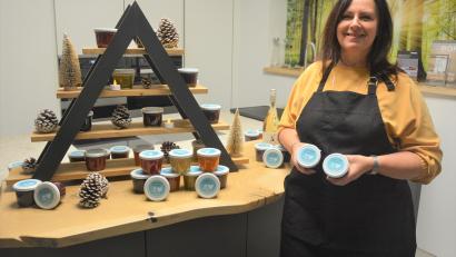 Bild: jr
420 Gläser mit selbst gemachter Marmelade hat Aktion-Lichtblicke-Schirmherrin Claudia Grillmeier mit einem 13-köpfigen Helferinnen-Team für den Verkauf vorbereitet. Erhältlich sind sie am Samstag, 4. Dezember, ab 10 Uhr am Unteren Marktplatz in Mitterteich.