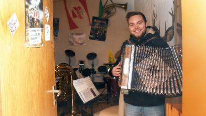 Bild: Gabi Schönberger
Jonas Kraus von den "Hulzstoussboum" aus Waldthurn öffnet die Tür in der Vohenstraußer Straße 3. Dort befindet sich der Probenraum der Musikanten.