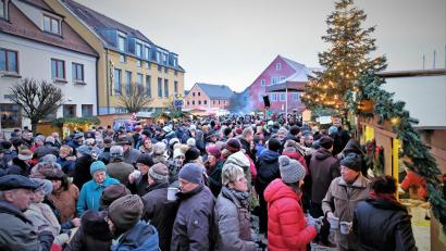 Archivbild: twi
Kaum vorstellbar und doch erst zwei Jahre her: Besucher drängen sich auf dem Wernberg-Köblitzer Adventsmarkt, der heuer zum zweiten Mal in Folge ausfällt.