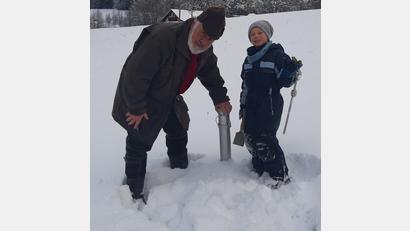 Bild: gis
Noah hilft seinem Opa Karl Kuhbandner bei den Arbeiten an der Wetterstation, hier beim Stechen des Schnees.