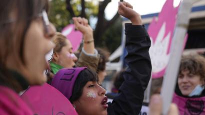 Bild: Gregorio Borgia, dpa/AP
Protest in Rom am 27. November: Teilnehmerinnen einer Demonstration gegen Gewalt an Frauen.