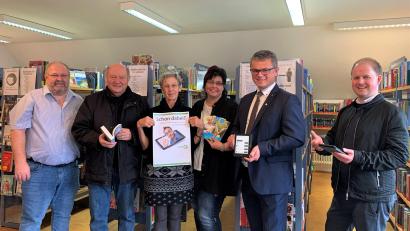 Bild: Ulrike Meixner/exb
Das Team der Bücherei – Markus Wondraschek, Rita Lang und Andrea Käsbauer - stellt Bürgermeister Martin Birner, Pfarrer Stefan Wagner und Alois Wild die neuen digitalen Serviceangebote der Bücherei vor.