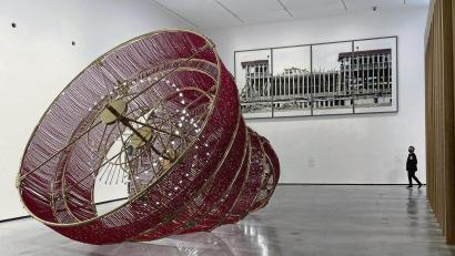 Bild:  Manuel Meyer/dpa
Der mit 60 000 Perlen gefertigte Kronleuchter „Descending Light“ des Kunststars Ai Weiwei inszeniert im Museumseingang den untergehenden Kommunismus.