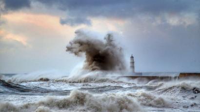 Bild: Owen Humphreys
Wellenbrecher vor dem Leuchtturm Seaham in der Grafschaft County Durham. Foto: Owen Humphreys/PA Wire/dpa