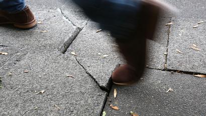 Symbolbild: Oliver Berg/dpa
Nach einem Sturz auf einem ramponierten Bürgersteig verklagte eine Bärnauerin die Stadt.