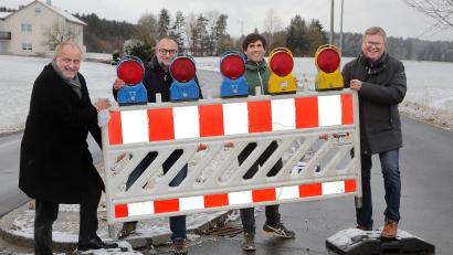 Bild: Wolfgang Steinbacher
Die AM1 ist wieder frei befahrbar. Im Bild (von links): Ammerthals Bürgermeister Anton Peter, Hubert Englhard (Firma Englhard), Markus Herrmann (Stadt Amberg) und OB Michael Cerny.