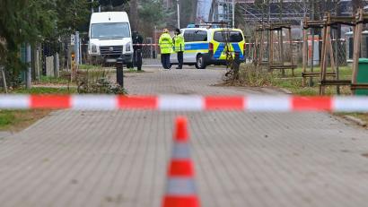 Bild: Patrick Pleul
In der Stadt Königs Wusterhausen im Landkreis Dahme-Spreewald wurden fünf Tote entdeckt. Foto: Patrick Pleul/dpa-Zentralbild/dpa