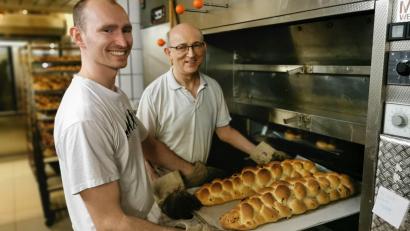 Bild: gz
Ab 4. Januar 2022 übernimmt Bäckermeister Tino Treptow (links) die Bäckerei von Hans Landgraf.