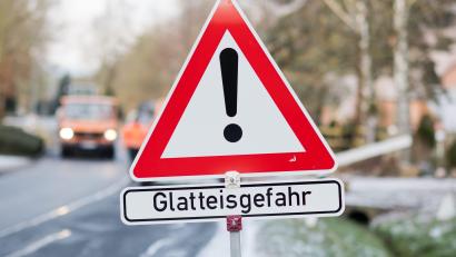 Bild: Julian Stratenschulte
Ein Schild weist auf Glatteisgefahr hin. Foto: Julian Stratenschulte/dpa/Archivbild