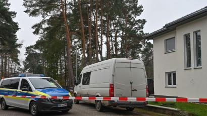 Bild: Patrick Pleul
Die Polizei hat ein Einfamilienhaus in Königs Wusterhausen abgesperrt. Foto: Patrick Pleul/dpa-Zentralbild/dpa