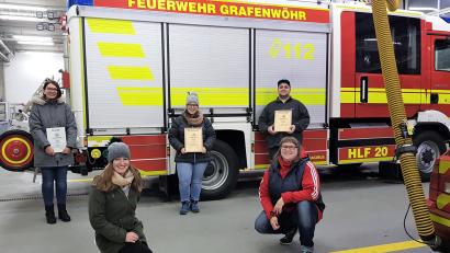 Bild: rgr
Für ihre langjährige Treue wurden Ramona Gradl (hinten, von links), Katja Wölfl und Markus Kappl von Tambourmajorin Melanie Kappl (vorne, von rechts) und Isabelle Moeller geehrt.