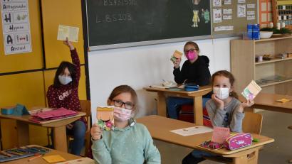 Bild: sm
Stolz präsentieren Altenstädter Grundschüler ihre Lebensmittelretter-Führerscheine.