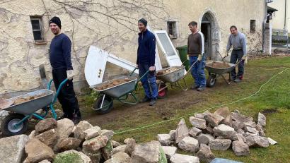 Bild: Alois Bauer/exb
Arbeitseinsätze gab es zuletzt immer wieder beim Kooperatorenhaus in Beidl.