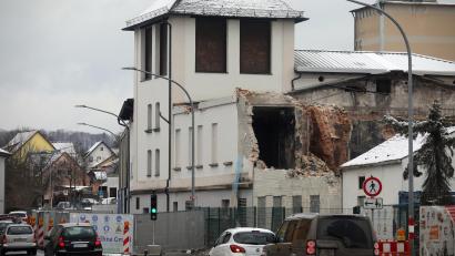 Bild: Wolfgang Steinbacher
Inzwischen sind die Abbrucharbeiten am alten Schlachthof ganz nah an die Schlachthausstraße herangerückt. Deshalb ist sie momentan auch halbseitig gesperrt.
