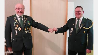 Bild: bsc
Das Ehrenkreuz in Gold des Deutschen Schützenbundes erhielt kürzlich Reinhard Schwarz (links) bei einem Ehrenabend des Oberpfälzer Schützenbundes. Der Vorsitzende des Schützenvereins Frauenreuth, Wolfgang Schlicht (rechts), gratulierte dem engagierten Schützen zur großen Auszeichnung und freute sich zusammen mit dem Geehrten auf eine kleine Nachfeier nach Corona.