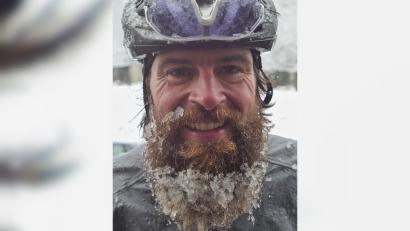 Bild: Markus Weinberg/exb
Jonas Deichmann kurz vor der Zielankunft nach 429 Tagen Dauertriathlon.