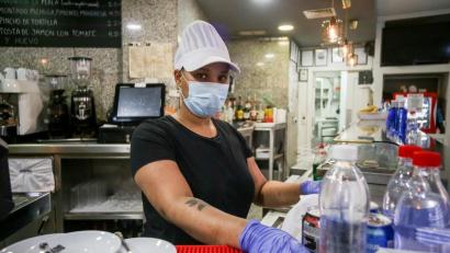 Symbolbild:  picture alliance/dpa
Maskenpflicht gilt auch im Imbiss. Die 2G-Regel besteht hier aber nur, wenn auch dort gegessen wird. Ihre Speisen mitnehmen dürfen also auch Ungeimpfte.