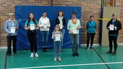 Bild: Elfriede Kraus/exb
Mit Unterstützung von Rosemarie Winklmann und Birgit Kraus wurde das Sportabzeichen absolviert. Unser Bild zeigt (von links) Michaela Baier, Celina Knott, Veronika Brandstätter, Lara Eckert, Irene Reindl, Birgit Kraus, Elfriede Kraus und Rosemarie Winklmann bei der Urkundenübergabe.