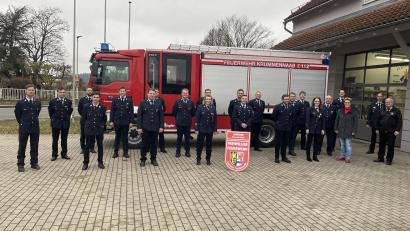Bild: ner
Die Teilnehmer des Maschinistenlehrgangs, der bei der Feuerwehr Krummennaab durchgeführt wurde. Geleitet wurde der Lehrgang von Kreisbrandmeister Alois Schindler (Zweiter von rechts). Am letzten Lehrgangstag stattete Bürgermeisterin Marion Höcht (Dritte von rechts) den Floriansjüngern einen Besuch ab und dankte für ihr Engagement.