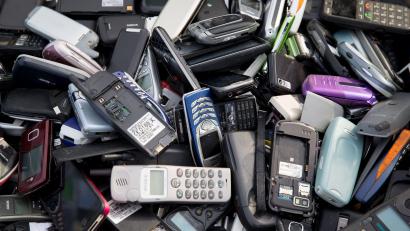 Symbolbild: Kay Nietfeld/dpa
Wohin mit dem alten Handy? Auf jeden Fall nicht in die Mülltonne. Wertstoffhof oder jetzt auch das Rathaus sind bessere Alternativen.