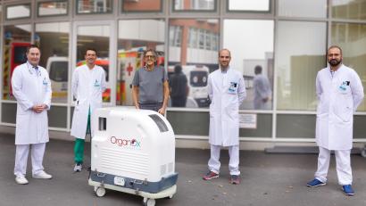 Bild: ©UKR
Nach der geglückten Transplantation (v.l.n.r.): Prof. Dr. Hans Schlitt (Direktor Klinik und Poliklinik für Chirurgie des UKR), Prof. Dr. Stefan Brunner (stv. Direktor Klinik und Poliklinik für Chirurgie des UKR), Helmut Röder, Dr. Henrik Junger (Assistenzarzt Klinik und Poliklinik für Chirurgie des UKR), Dr. Frank Brennfleck (Oberarzt Klinik und Poliklinik für Chirurgie des UKR)