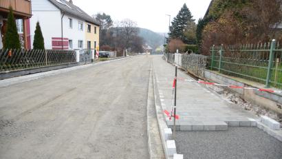 Bild: bey
Die Gemeindeverbindungsstraße zur Bartlmühle, die aber den Namen Bischof-Wittmann-Straße trägt, ist im wahrsten Sinn des Wortes von "Grund auf" erneuert: Die Wasserleitung und der Abwasserkanal, der Gehweg, die Stromleitungen für die Straßenbeleuchtung, die zudem um mehrere Brennstellen erweitert wurde und der Unterbau der Straße. Jetzt wird die Straße winterfest hergerichtet, im Frühjahr folgt die endgültige Fertigstellung.