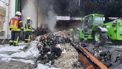 Bild: Pressestelle Kreisbrandinspektion Landkreis Schwandorf
Ein Fahrzeug und Granulat werden bei einem Brand auf dem Gelände der Firma Lober in Neunburg ein Raub der Flammen.