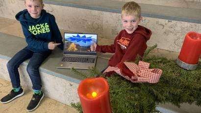 Bild: Anette Spreitzer-Hochberger/exb
Diese beiden Schüler präsentieren die digitalen Adventskalender.