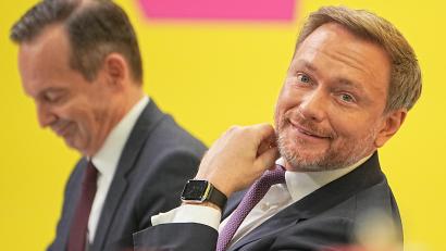 Bild: Michael Kappeler/dpa
Christian Lindner, Parteivorsitzender der FDP, verfolgt die Debatte beim Parteitag der FDP neben Volker Wissing, FDP Generalsekretär.