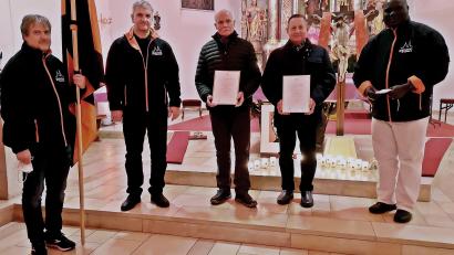 Bild: R. Kreuzer
Ehrungen bei der Kolpingsfamilie: (von links) Bannerträger Bernhard Jentsch, Vorsitzender Roland Hoffmann, Georg Kiener, Franz Ponkratz, und Pfarrvikar Robert Amandu.