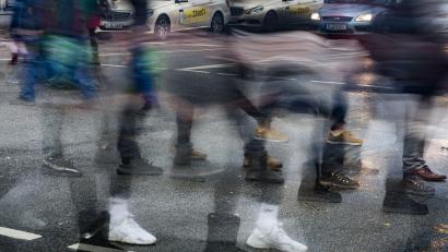Symbolbild: Frank Rumpenhorst
Fußgänger überqueren eine Kreuzung (Langzeitbelichtung). Eine Autofahrerin fuhr in Amberg einer Fußgängerin über den Fuß.