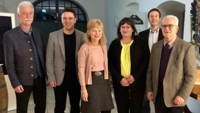 Bild: Christoph Braunisch/exb
Franz Brunner, Peter Wein, Marianne Schieder, Franz Kopp und Helmut Butz (von links) verabschiedeten Sonja Braunisch (Dritte von links) in den Ruhestand.