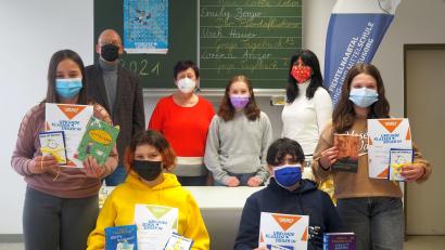 Bild: jpl
Lorena Anzer (sitzend, links) ist die Schulsiegerin des diesjährigen Vorlesewettbewerbs an der Fichtelnaabtal-Mittelschule Ebnath-Neusorg. Rektor Alexander Köstler, Förderlehrerin Roswitha Schraml und Klassleiterin Karin Sieber zeigten sich erfreut über die Leseleistungen der Schülerinnen und Schüler und belohnten sie für ihr Engagement mit jeweils einem Buchgutschein und einer Urkunde.