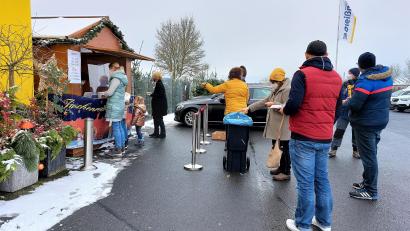 Bild: ubb
Bereits am frühen Morgen standen etliche Landkreisbürger am Stand des Lions-Clubs, um sich Lose zu kaufen. Die Aktion, die eigentlich am Kunsthandwerklichen Weihnachtsmarkt hätte stattfinden sollen, kam bestens bei den Bürgern an.