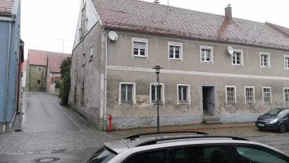 Bild: Portner
Dieses denkmalgeschützte Gebäude an der Hauptstraße bietet, zusammen mit den weiteren angrenzenden Leerständen in der Badergasse, laut Machbarkeitsstudie genügend Platz für eine Alten- und Pflegeeinrichtung im Zentrum der Stadt Schönsee.