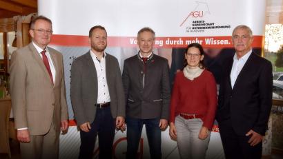 Bild: Fotostudio Schwarz, Bodenwöhr
Der neu gewählte AGU-Vorstand mit Geschäftsführung (von links): Georg Stracker, Thomas Hierbeck, Jürgen Pichl, Erika Schönberger und Josef Puckl.