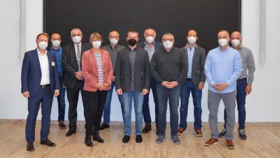Bild: Marco Schindler/exb 
Der alte und neue Vorstand des Fördervereins wurde fürs Foto umrahmt von Vertretern der Klinik und der Politik: Geschäftsführer Dr. Martin Baumann, Christian Betzlbacher, stellvertretender Landrat Richard Tischer, Gabi Leichtl, Ärztlicher Direktor Dr. Detlef Schoenen, Andreas Wopperer, Maximilian Zepf, Rainer Müller, Andreas Betzlbacher, Wolfgang Wack und Pflegedirektor Frank Hederer (von links).