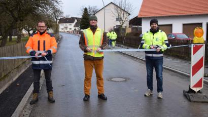 Bild: bö
Der erste Bauabschnitt für den Ausbau der Gemeindeverbindungsstraße in Allertshofen ist abgeschlossen. Georg Rumpler vom Ingenieurbüro Renner & Hartmann, Bürgermeister Florian Junkes und Bauleiter Michael Speckner (von links) durchschneiden das Trennband.
