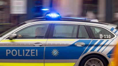 Symbolbild: Peter Kneffel/dpa
Die Polizei Weiden hofft nach einer Unfallflucht um Hinweise.