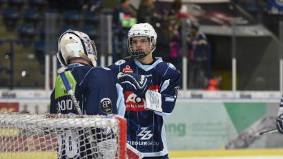 Archivbild: gb
Der ehemalige Blue-Devils-Verteidiger Adrian Klein (rechts) darf auf die Nominierung für die U20-Weltmeisterschaft in Kanada hoffen.