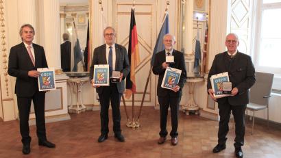 Bild: Regierung der Oberpfalz/Schmied
Regierungspräsident Axel Bartelt (links) mit den Preisträgern (daneben, von links) Franz Mädler, Rudolf Maier und Winfried Franz.