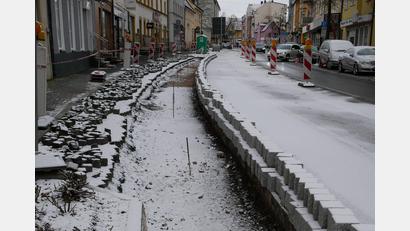 Bild: hmr
Nach dem Schneefall zum Wochenende hin ging auf der Baustelle in der Prinz-Ludwig-Straße erst einmal gar nichts mehr. In der laufenden Woche sollen noch Restarbeiten erledigt werden, danach soll die Ortsdurchfahrt wieder für den Verkehr frei gegeben werden.