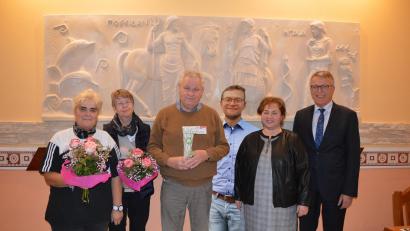 Bild: &quot;Leben plus&quot;/exb
Mit den vier Neuzugängen steigt die Zahl der ehrenamtlichen Unterstützer bei „Leben plus“ auf 34 Personen. Im Bild (von links): Gabi Härtl, Angelika Brunner, Eberhard Polland und Johannes Mehler mit Quartiersmanagerin Cornelia Stahl und Bürgermeister Franz Stahl.