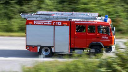 Symbolbild: Jens Büttner/dpa
Ein Löschfahrzeug der Feuerwehr fährt zu einem Einsatz.