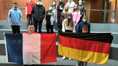 Bild: Luschner/exb
Schüler der Schönwerth-Realschule Amberg zeigen Flagge für die deutsch-französische Freundschaft.