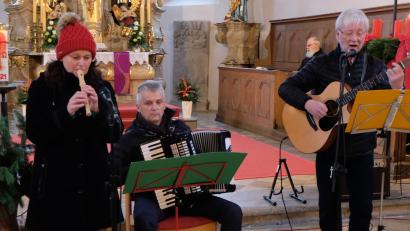 Bild: le
Eine erbauliche Adventsstunde boten Sabine Meierhöfer, Norbert Meierhöfer und Pfarrer Wilfried Römischer ( von links ) in der Kirche.