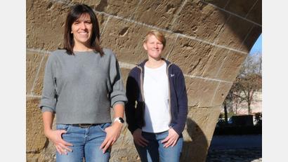 Bild: Martina Beierle/exb
Anja Vogl (links) ist die neue Regionalkoordinatorin der Elterntalks im Landkreis Amberg-Sulzbach. Zusammen mit Anita Kinscher lädt sie gestresste Eltern zu Online-Elterntalk-Runden ein.