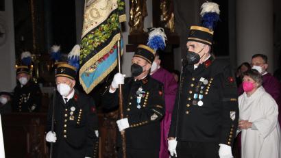 Bild: ads
In ihre Tracht zogen die Bergknappen mit ihrer Fahnenabordnung zu ihrer kirchlichen Barbarafeier in die Georgskirche .