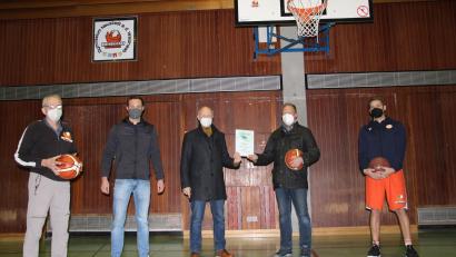 Bild: prh
Für das Leistungssportkonzept von Cheftrainer Stefan Merkl (rechts) erhielt die DJK-Basketballabteilung mit Abteilungsleiter Willi Merkl (links) aus den Händen von stellvertretendem Verbandsvorsitzenden Johannes Wagner (Mitte) und Jugendbildungsreferent Simon Staschewski (Zweiter von links) den Jugendförderpreis des DJK-Diözesanverbandes Regensburg. Dafür bedankte sich auch Georg Bauer, Dritter Vorsitzender der DJK (Zweiter von rechts).
