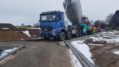 Bild: gi
Die Firma Huber aus Rötz hat die neue Straße im Baugebiet „Etzgersrieth-Kirchensteig II“ geteert.